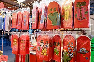 萊爾富(台湾のハイライフ)の横にお店を出しているここは、紅包袋(お年玉袋)や春聯などが売られます。ユーモアあふれるものが多いので、若者に人気！
