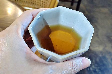 アルコールはダメって人には台湾茶だって、台湾産のレモンを使ったレモネードや仙草茶や金棗ジュースなんかも取り扱っていますよ。