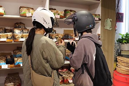 若い女子がヘルメットを着用したままで試食している風景が台湾っぽくてほっこり♡地元で愛されるお店！という感じですよね