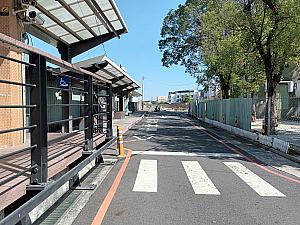 駅を出て左側に進むとバス乗り場があります。
