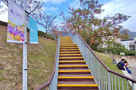 山の上にある公園なので、長～い階段を延々と昇っていくのがしんどい……と思っていたら、