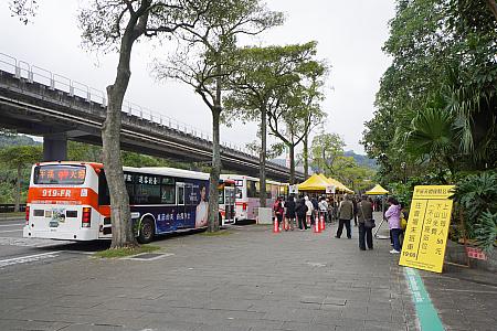 例年通り、イベント当日は動物園前からシャトルバスがひっきりなしに発車します。だから、アクセスの不便さはあまり感じないと思います！実際、列に並んだのは数分ほど。