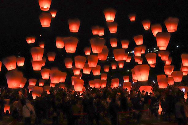 2024年の旧暦1月15日である元宵節(小正月)は2月24日(土)でした。元宵節のイベントは台湾各地で開催されていますが、海外からの注目を受けるのはやっぱり「新北市平溪天燈節(2024年新北市平渓スカイランタンフェスティバル)」！