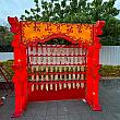 赤い提灯のそばにあったのは、台北の人気夜市のひとつ「饒河街夜市」の隣にある「松山慈祐宮」の名前が大きく書かれた絵馬掛けランタン！