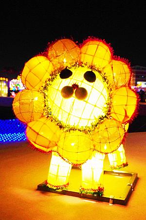 一般に日本人が想像する「花燈(飾りランタン)」が多く並ぶのもこのエリアです。おなじみのキャラたちもランタンになって輝いていましたよ。