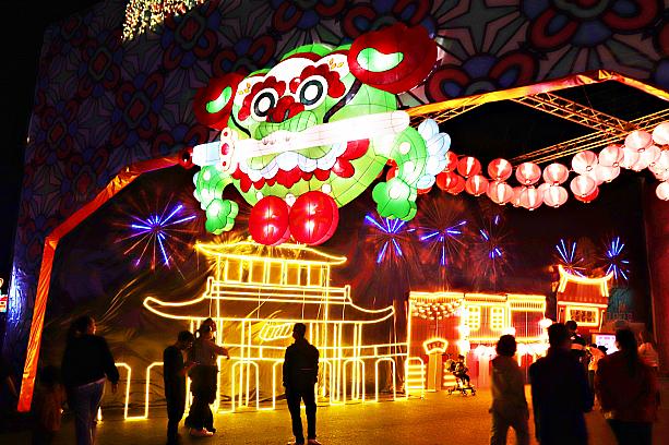 古都・台南の伝統的な街並みを光の彫刻で再現した【時光廻廊】。縁起を担いだ八卦や五行の概念で散りばめられた展示の中には、魔除けとして伝わる「安平劍獅」の姿も。