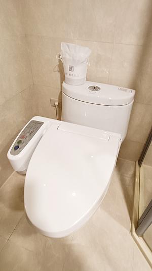 シャワーブースには大きなシャワーとハンドシャワー、バスタブにもハンドシャワーがついています。そしておトイレもシャワー付き(温水洗浄便座)～！