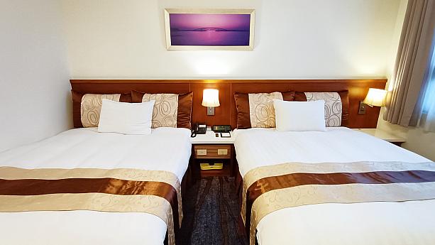 ほどよい固さのベッド(150×186㎝)は台湾・台南メーカーのもの。日本規格の羽毛布団＆枕で朝までぐっすり～！