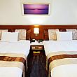 ほどよい固さのベッド(150×186㎝)は台湾・台南メーカーのもの。日本規格の羽毛布団＆枕で朝までぐっすり～！
