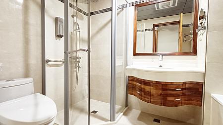バスルームにはバスタブとは別にシャワーブースがあります。