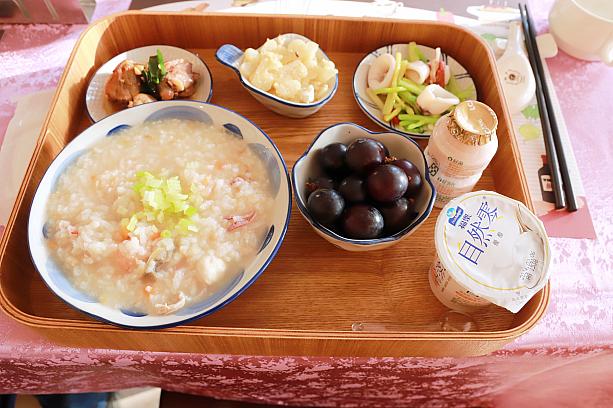 澎湖人によると、「雅霖大飯店」の特筆すべき要チェックポイントは朝食なんですと！澎湖特産の海鮮をたっぷり使った数種のセットメニューからお好みでチョイスするスタイルです。洋・中から選べますよ！こちらは中華の海鮮粥のセット。