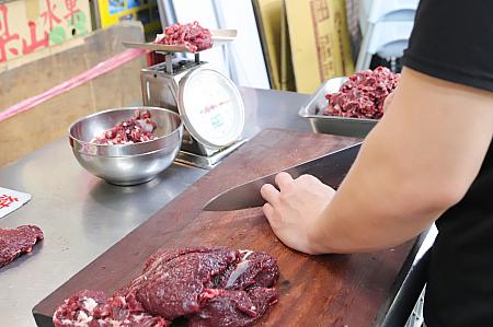 厨房は昔ながらの半オープン式に。手際よく牛肉が切り分けられていきます。