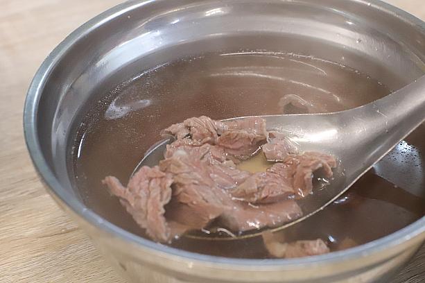 まずはベーシックな<b>牛肉湯(小)120元</b>。生の薄切り牛肉に熱々スープを注ぎ、半生～徐々に熱が通っていく味の違いを楽しみましょう。