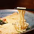 麺にもこだわりが。日本の小麦粉を使用した特製麺は太さ4.8㎜の平たいきしめん風。気持～ち縮れているかからスープとの絡みも抜群です。