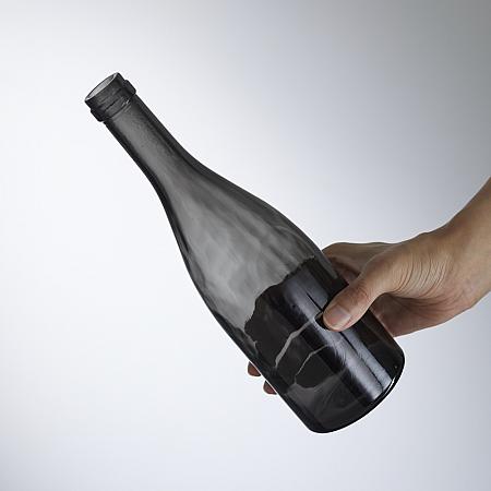 ワインボトルは再生ガラスを使用して作っているため、ひとつずつ凸凹が違って個性がありますよ！