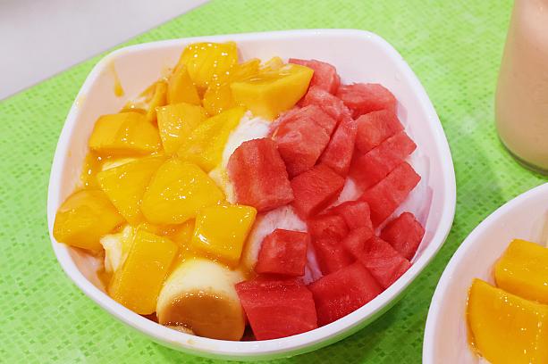 ナビは地味～に「<b>雙併水果雪花冰</b>」も好きだったりします。台湾のスイカって、甘くて味がしっかりしていて、マンゴーにも負けぬおいしさ！しかも、赤とオレンジの組み合わせがかわいいのも気になっています。