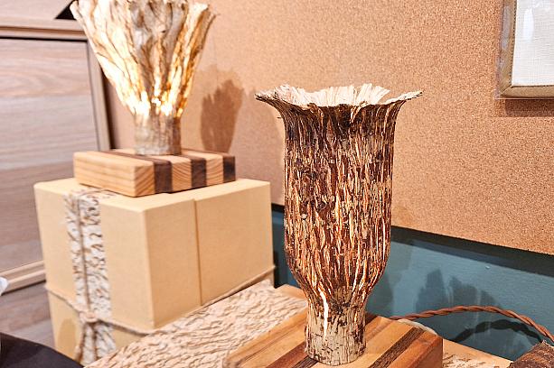 木の皮で作ったランプシェードは、ナチュラルかつモダンな仕上がりに。