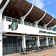 淡水にある河岸門市の看板は「星巴克咖啡　STARBUCKS COFFEE」と中英両表記