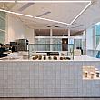 手前がカフェ<b>「Rolling Dough」</b>です。<br>エグゼクティブシェフには、かつて「ピエール・マルコリーニ(Pierre Marcolini)」や「COVA」といった世界的チョコブランドでパティシエを務めていたスイス出身のFlorian Bourquin氏を迎え、店内で焼き上げる各種クロワッサンを専門に扱います。<br><br>画像提供：MMHG