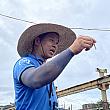 李勝興さんは、父親から家業を受け継いで二代目となります。ここでは九孔の他にも白蝦、海ぶどう、紫海膽を養殖しています