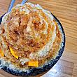 「黒岩」はビジュアルよりも味とクオリティー勝負！黒糖ソースが売りだからということもありますが、日本人的には主役のマンゴーちゃんが氷の下に隠れちゃっていますから。上から見ても横から見てもちょっぴりオレンジ色がのぞく程度なのが、かざりっけなしって感じで大好きです！