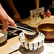 実際はドド～ンと複数個のハンバーグが出てくるのではなく、食べるスピードの頃合いを見計らって1つ1つ焼き立てをササっとご飯の上にのせてくれます。「たくさん食べて～！」とご飯の上におかずをのせてくれることが多い、台湾の食卓にも通じるスタイルです(日本の店舗でも同様のサーブですが)。