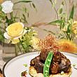 <b>紅酒燉牛臉頰620元</b><br>
牛ほほ肉の赤ワイン煮<br>
野菜ベースのスープと赤ワインでじっくりと煮込んだオーストラリア産牛ほほ肉はやわらか～♪表面を香ばしく焼き上げてから煮込んでいるから肉の旨味がギュギュっと閉じ込められているだけでなく、野菜の甘みも加わって繊細な味わいを作り出しています。コラーゲンもたっぷりですよー。