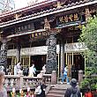 台北の観光地としても名高く、台湾人の心のよりどころでもある「艋舺龍山寺」へ、久しぶりに足を運びました。蒸し暑い6月の台湾も、跡切れを知らない参拝客。ローカルと観光客が入り交じる光景は健在でした。