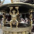 <b>【参拝Point-2】</b><br>まず、本殿の手前に置かれた香炉に注目してみてください。よくみると4人の欧米人が、香炉の蓋を支えています。このデザインには、オランダ統治時代に抑圧された民衆の怒りが反映されており、罰として重い香炉の蓋を持たせているそう。