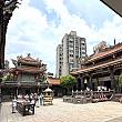 台湾でも歴史の古い艋舺龍山寺(読み方:モンジャーロンサンスー)は1738年建立。寺全体が「回」の字のような設計となっているのが特徴です。手前の本殿には仏教の神様が6体、奥にある後殿には主に道教の神様が19体祀られています。仏教と道教の神様が一緒に祀られているスタイルは、台湾らしいですよね。