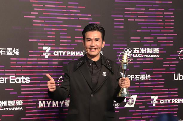 同作で長編ドラマ助演男優賞を「楊一展(ウェバー・ヤン)」が受賞しているのですが、2人はそれぞれ、受賞によって得た賞金の半分を台湾で働く外国人労働者を支援する基金に寄付し、残りの賞金はドラマ制作チームとの祝賀の予算に充てたそう。賞はひとりで獲得したのではなく、チームで勝ち得たものという思いが伝わってくるようです!