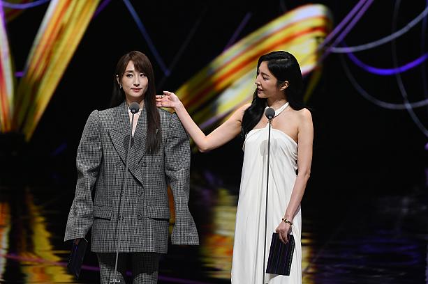 そして、今年最も注目されていたのは、「楊謹華(シェリル・ヤン)」が念願の長編ドラマ主演女優賞を受賞できるかどうかでした!ほぼ毎年ノミネートされていながら、18年間1度も長編ドラマ主演女優賞は受賞を逃していたんです。そのうち2回は「柯佳嬿(アリス・クー)」に敗れたことから、宿敵と言われていました。というわけで、長編ドラマ部門で主演男優賞のプレゼンターとして2人で登場した際には舞台上でバッチバチ!笑<br>画像提供:金鐘獎