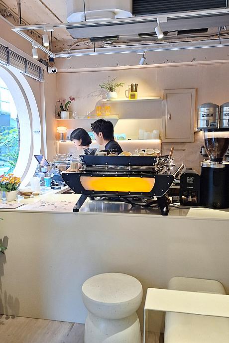 台湾は数年前から「西西里咖啡」という名前でレモンコーヒーが大流行り!今や定番商品になっていますが、その影響で様々なフルーツコーヒーが誕生し、人気を博しています。フルーツコーヒー大好きナビは台南のコーヒーショップ「Barista Ray Coffee睿咖啡」が大好きなのですが、実は今年台北にも支店をオープンしたのです。