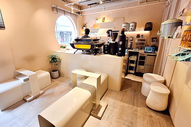 台南では騎樓に椅子が並べられてそこでのんびりとコーヒーを楽しむスタイルでしたが、台北の軒先には騎樓がないので、イートインスペースが用意されています。