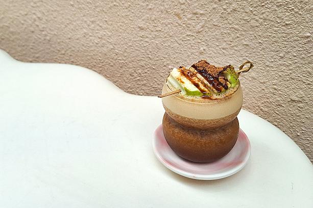 オーナーのRayさんはラテアートチャンピオン!なので、もちろんラテもおいしいのですが、やはり「Barista Ray Coffee」に来たら飲みたいのは「台灣燕巢芭樂咖啡(グァバコーヒー)」130元でしょう!<br><br>新鮮なグァバからグァバジュースを作り、これにエスプレッソを足し手、最後にカットしたグァバを乗せて梅粉を振りかければ完成!濃厚なグァバの香りが鼻にぬけたかと思えばコーヒーの苦みが後から追いかけてくる、見事な味の層!このレイヤー感が病みつきになる理由かも!一口目は少し甘すぎるかな?と感じるんですが、最後の方にはこの甘さがやっぱりいい!と感じる見事なレシピ。このおいしさを一人でも多くの人に知ってもらいたいなぁ……!