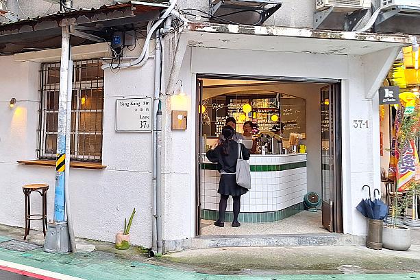 永康街にだって何軒かあるのですが、ナビが今回見つけたのは「金雞園」の目の前にある「KaKaZan Ice Club」です。永康街を歩いていると、急に異国情緒あふれるお店が出てくるので絶対気づくと思います!