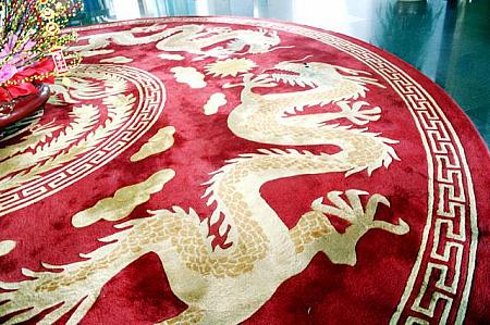 台湾から贈られた龍と鳳凰のカーペット。龍と鳳凰は「権力の象徴」を意味しています。