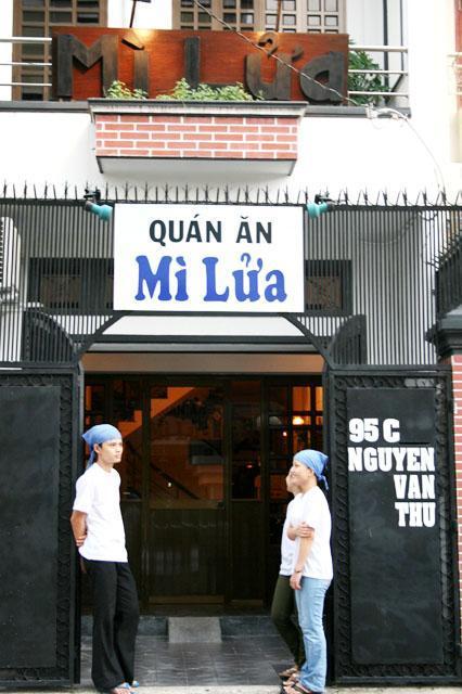 人気カニ料理専門店「Quan94」もディンティンホワン通り沿いに。　