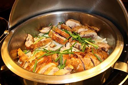 ＜蒸し鶏肉はベトナム料理の定番メニューです。＞