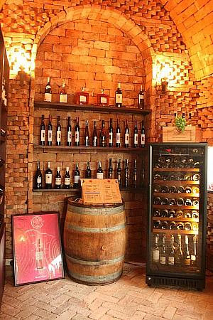 店内入るとすぐ右手にあるワインセラーには、常時180種類以上のワインが用意されています。