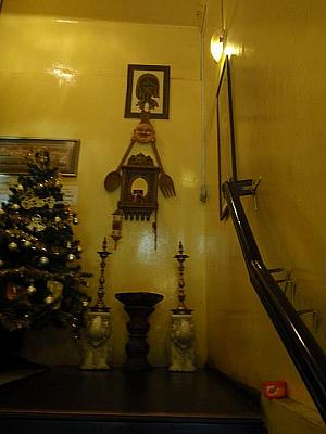 階段の上にはインド独特の飾りが。とても興味深いものです。