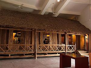 ターイ族の伝統家屋。ターイ族の中にもグループがあり、その詳細を展示。