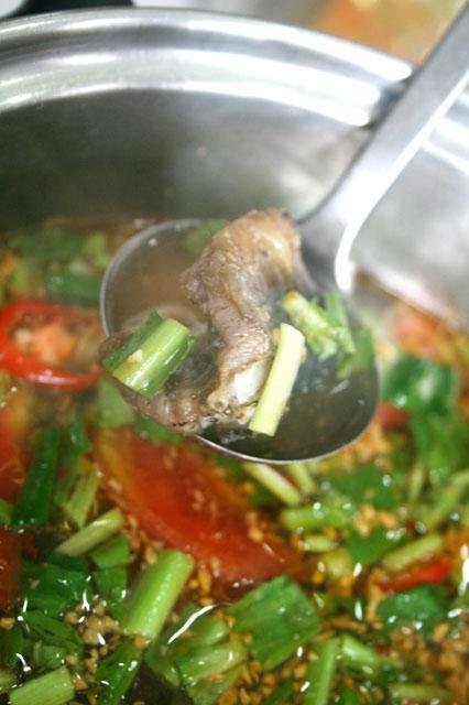 <B>CANH CHUA LUON　カンチュアルーン</B><br>ウナギの甘酸っぱいスープ<BR>スープに入れたり鍋にしたり炒め物にしたり、ベトナムにはウナギ料理もいろいろあるんですよ！