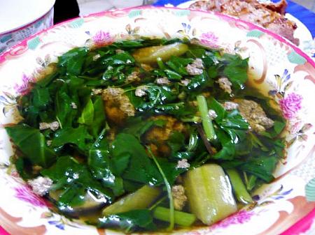 <B>CANH CUA RAU DEN　カンクアラウデーン</B><BR>蟹とつる紫のスープ<BR>田ガニは庶民的な麺やスープの具材としてよく使われています。コムビンヤンでも見かけます。