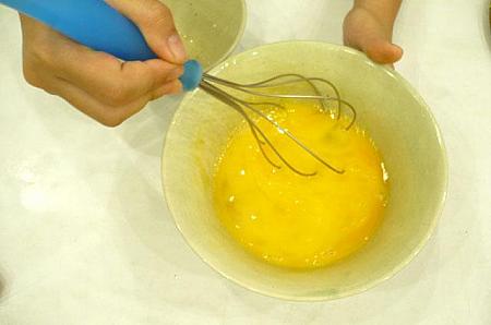 ４． 卵は割って泡だて器でふんわりと溶き、ヌクマム少々、細ねぎの小口切りを加える。