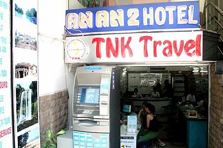 日本語で案内してくれる「TNKトラベル」はホテル「Anan 2」の地下に。