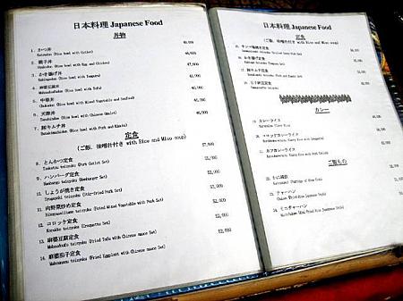 カフェのひとつ「サイバーカフェ」は、日本語の看板で客引きをするほか、メニューにもカレーなどの日本風メニューも用意されています。