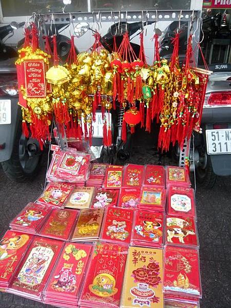 街中で売られている赤と黄色のお年玉袋は中華風。