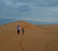 砂漠の真ん中でする遊びとは・・・　 -ムイネー白砂の砂丘にて