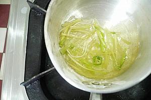 11．ごま油に葱と生姜を加えて熱し、香りをうつす。
